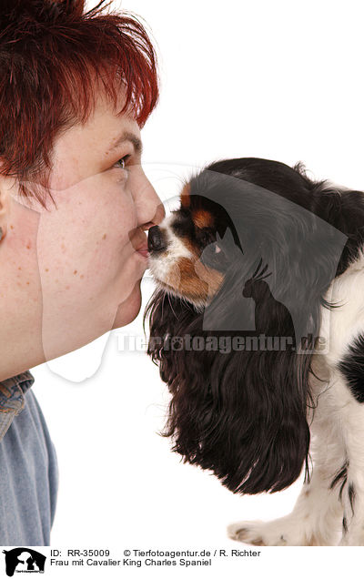 Frau mit Cavalier King Charles Spaniel / woman with Cavalier King Charles Spaniel / RR-35009