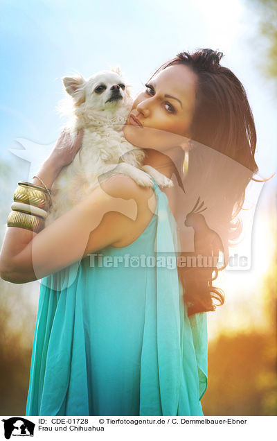 Frau und Chihuahua / woman and Chihuahua / CDE-01728