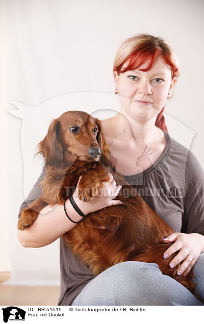 Frau mit Dackel / woman with dachshund / RR-51519