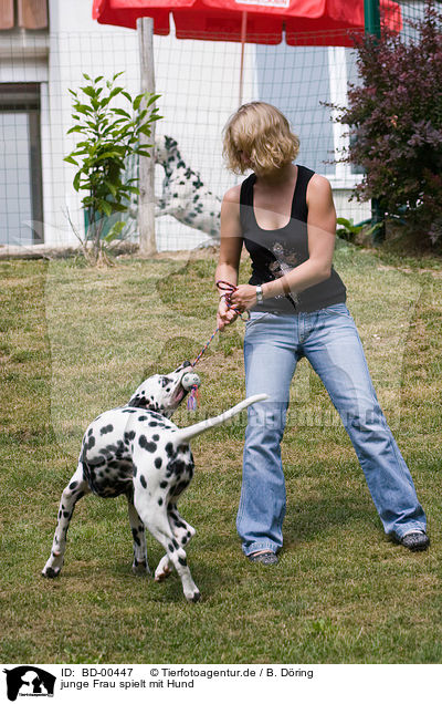junge Frau spielt mit Hund / woman plays with dog / BD-00447