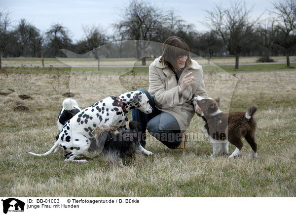 junge Frau mit Hunden / young woman with dogs / BB-01003