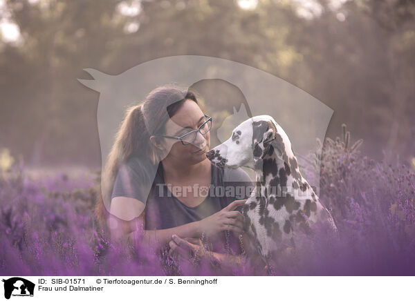 Frau und Dalmatiner / woman and Dalmatian / SIB-01571