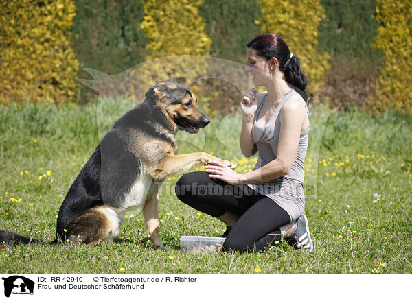 Frau und Deutscher Schferhund / woman and German Shepherd / RR-42940