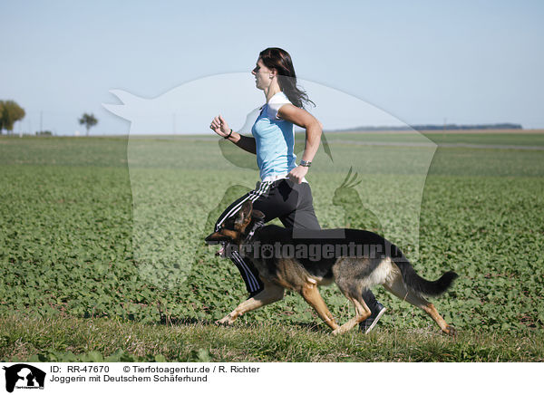 Joggerin mit Deutschem Schferhund / jogger with German Shepherd / RR-47670