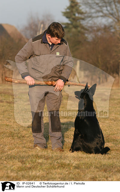 Mann und Deutscher Schferhund / man and German Shepherd / IP-02641
