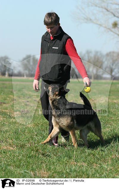 Mann und Deutscher Schferhund / man and German Shepherd / IP-02698