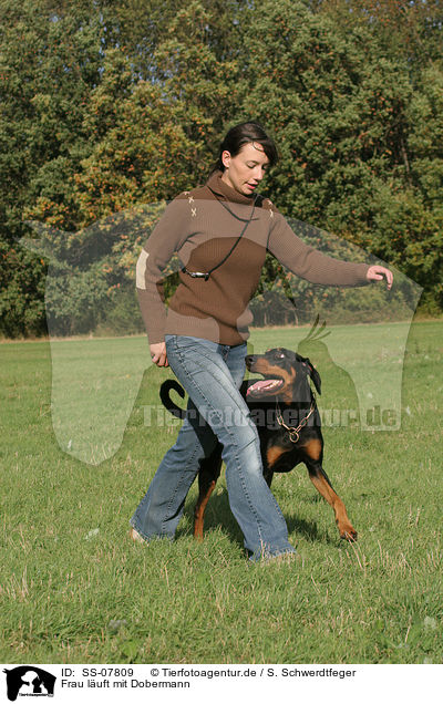 Frau mit Dobermann / woman with Doberman Pinscher / SS-07809