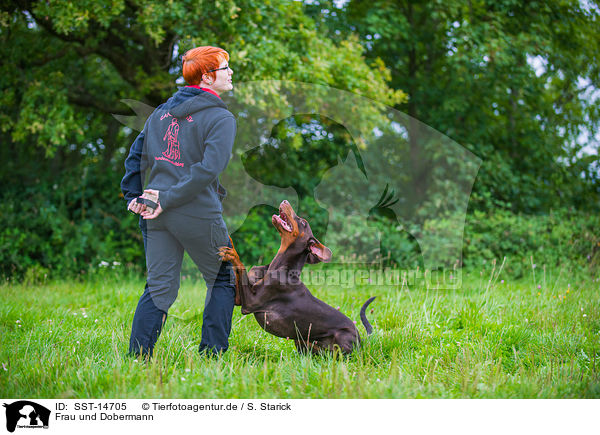 Frau und Dobermann / woman and Doberman Pinscher / SST-14705