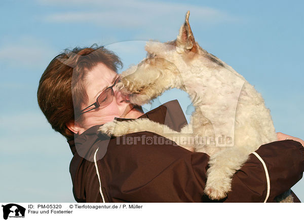 Frau und Foxterrier / woman and Fox Terrier / PM-05320