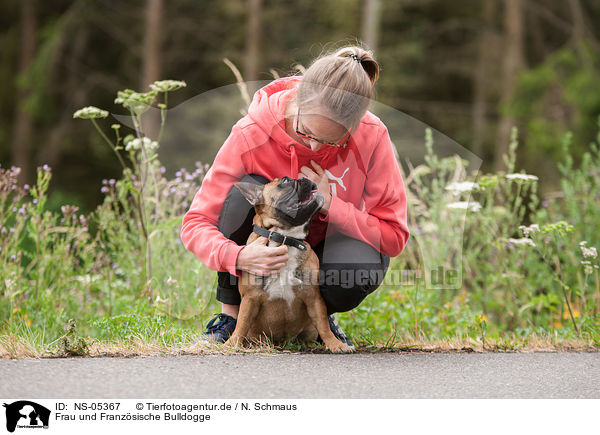 Frau und Franzsische Bulldogge / woman and French Bulldog / NS-05367