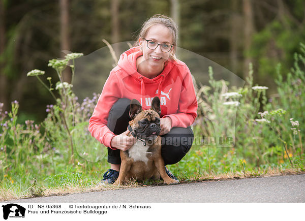 Frau und Franzsische Bulldogge / woman and French Bulldog / NS-05368