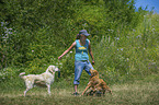 Frau und Golden Retriever