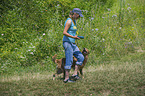 Frau und Golden Retriever