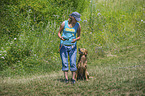 Frau und Golden Retriever