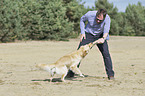 Mann mit Golden Retriever