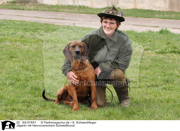 Jgerin mit Hannoverschem Schweihund / huntswoman with Hannoverian Hound / SS-07851