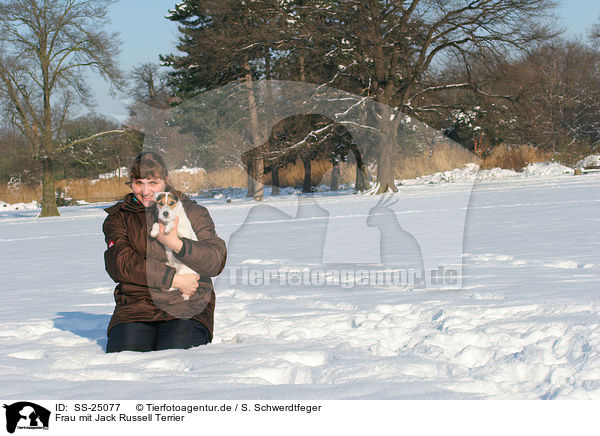 Frau mit Jack Russell Terrier / SS-25077