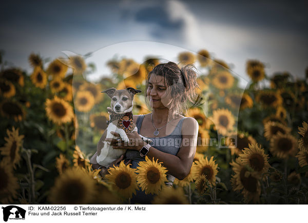 Frau und Jack Russell Terrier / KAM-02256