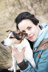 Mensch mit Jack Russell Terrier