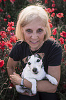 Frau mit Jack Russell Terrier im Mohnfeld