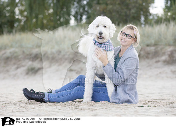 Frau und Labradoodle / KJ-03066