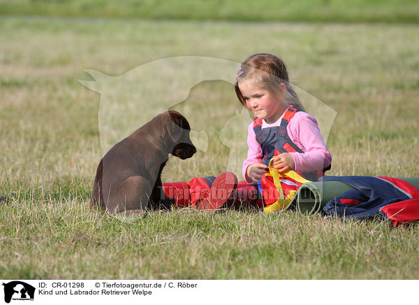 Kind und Labrador Retriever Welpe / kid and Labrador Retriever puppy / CR-01298