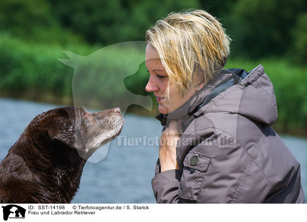 Frau und Labrador Retriever / woman and Labrador Retriever / SST-14198
