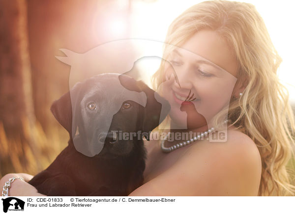 Frau und Labrador Retriever / woman and Labrador Retriever / CDE-01833