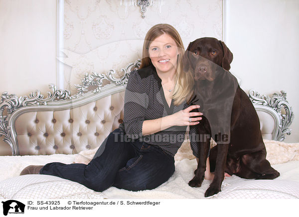 Frau und Labrador Retriever / woman and Labrador Retriever / SS-43925