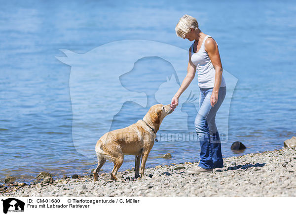 Frau mit Labrador Retriever / woman with Labrador Retriever / CM-01680