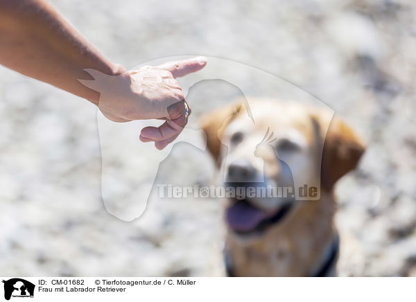 Frau mit Labrador Retriever / woman with Labrador Retriever / CM-01682