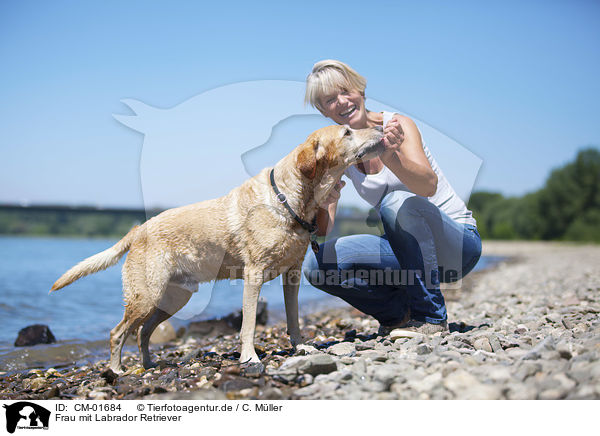 Frau mit Labrador Retriever / woman with Labrador Retriever / CM-01684