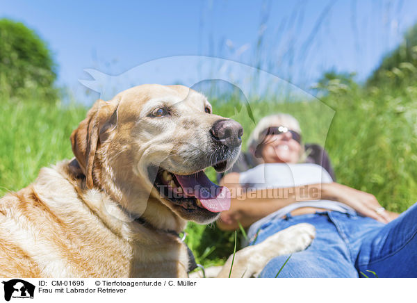 Frau mit Labrador Retriever / woman with Labrador Retriever / CM-01695