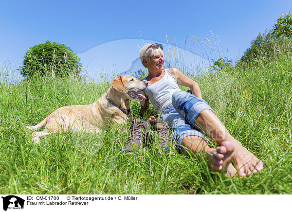 Frau mit Labrador Retriever / woman with Labrador Retriever / CM-01700