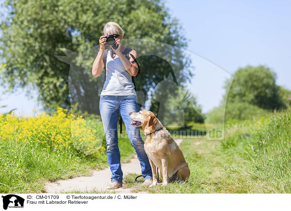 Frau mit Labrador Retriever / woman with Labrador Retriever / CM-01709