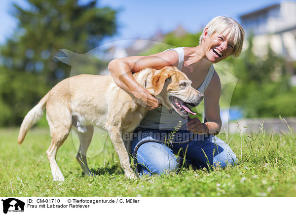 Frau mit Labrador Retriever / woman with Labrador Retriever / CM-01710