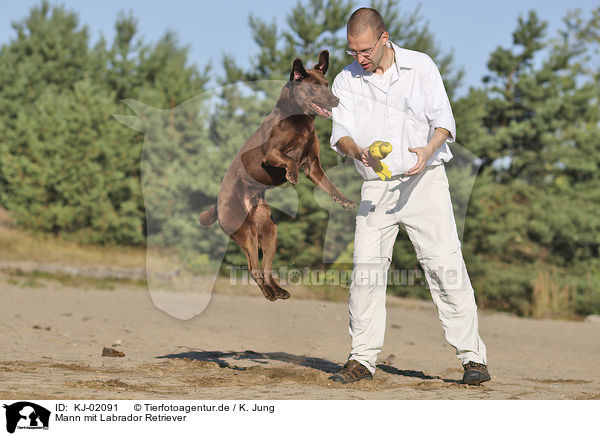 Mann mit Labrador Retriever / man with Labrador Retriever / KJ-02091