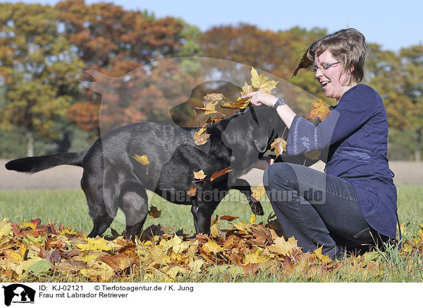 Frau mit Labrador Retriever / woman with Labrador Retriever / KJ-02121