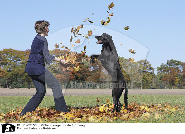 Frau mit Labrador Retriever / woman with Labrador Retriever / KJ-02153