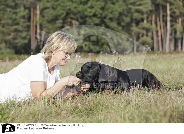 Frau mit Labrador Retriever / woman with Labrador Retriever / KJ-02798