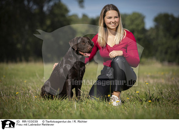 Frau mit Labrador Retriever / woman with Labrador Retriever / RR-103039