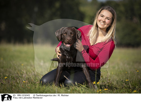 Frau mit Labrador Retriever / woman with Labrador Retriever / RR-103045
