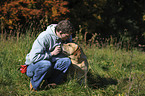 Mann und Labrador Retriever