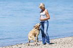 Frau mit Labrador Retriever