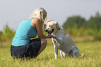 Frau mit Labrador Retriever