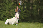 Frau mit Labrador Retriever