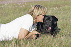 Frau mit Labrador Retriever