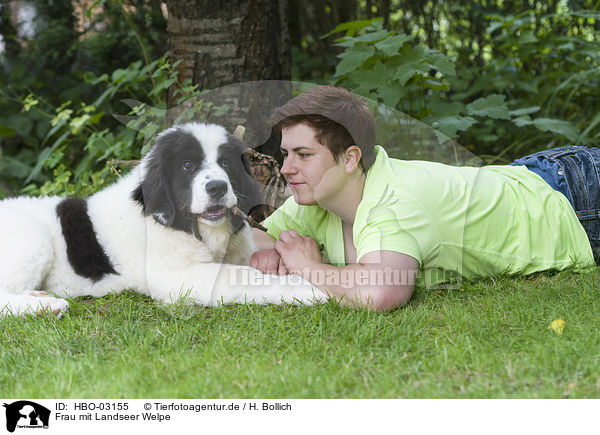 Frau mit Landseer Welpe / woman wirh Landseer Puppy / HBO-03155