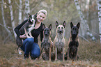 Frau mit 4 Hunden