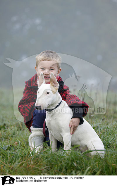Mdchen mit Bullterrier / girl with English Bull Terrier / RR-47070